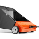 Husqvarna Rasenkehrmaschine 112cm mit 705 Liter Fangvolumen